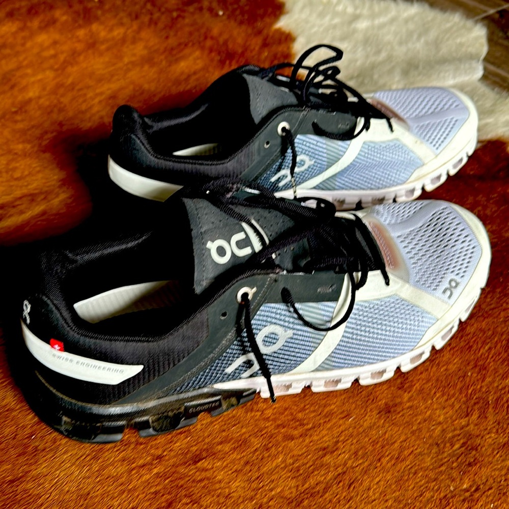 On Running Cloudflow. Men’s 10 US. Black/White gradient